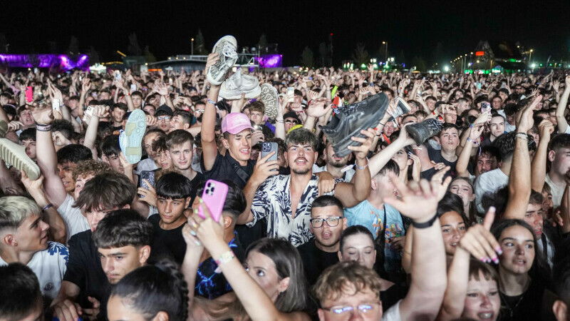 Ceaușescu nevét skandálták egy tengerparti fesztiválon – diktatúrára vágynának a fiatalok? | VIDEÓ