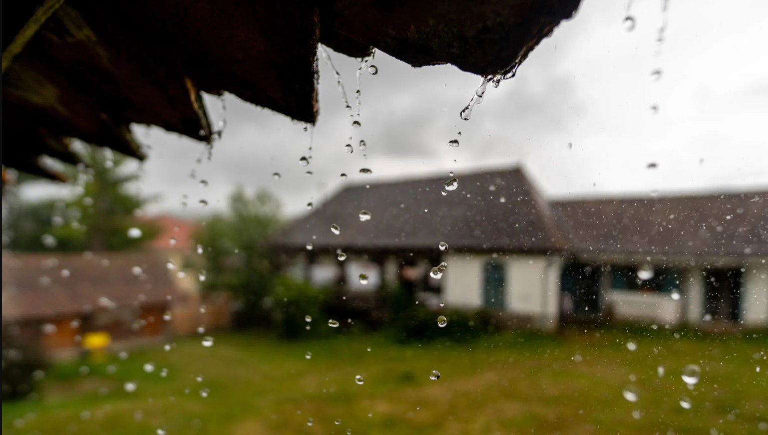 Zivatarokra figyelmeztető riasztásokat adtak ki több megyére