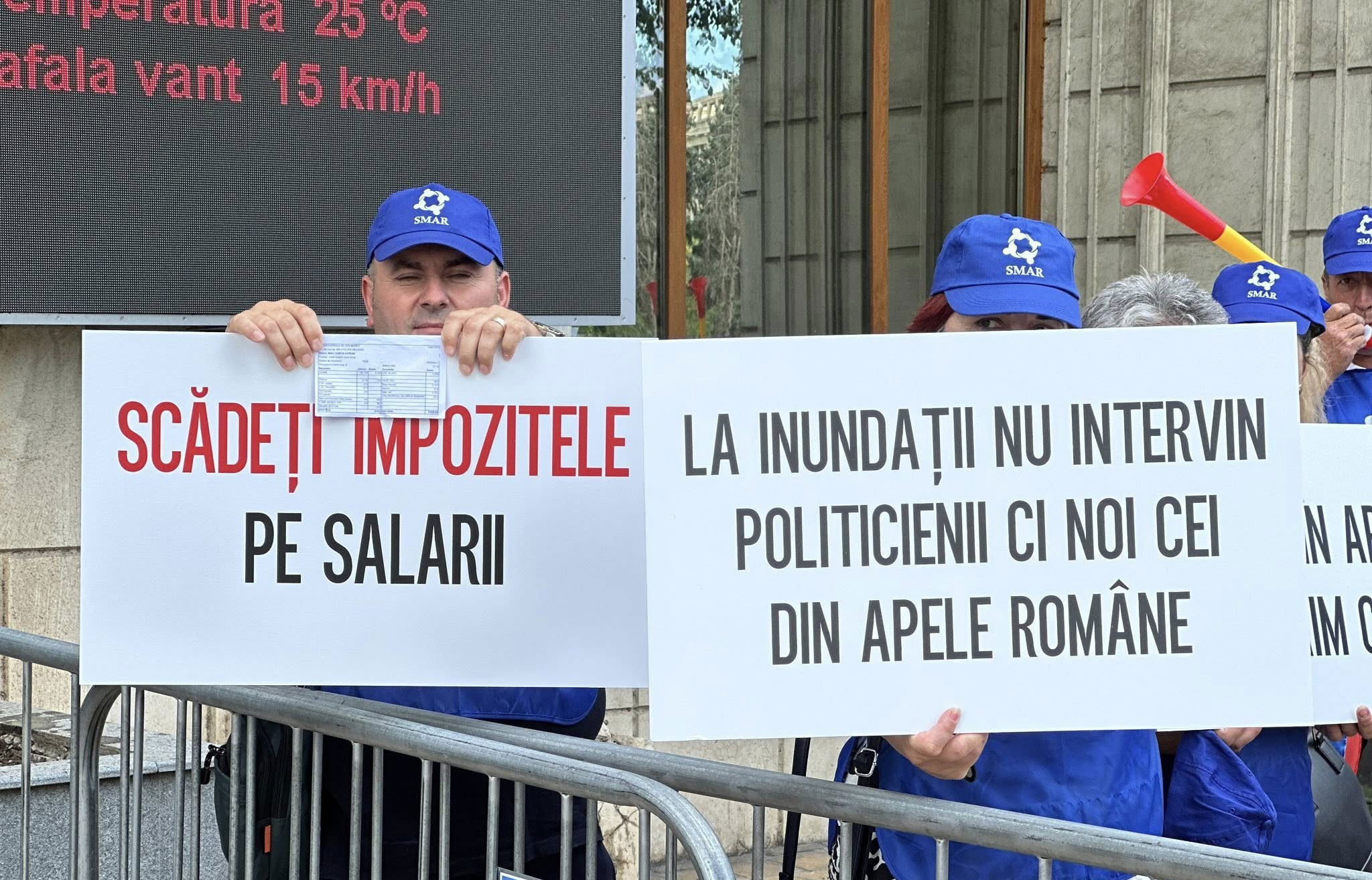 Három intézmény szakszervezetei tüntetnek kedden a kormánypalota előtt