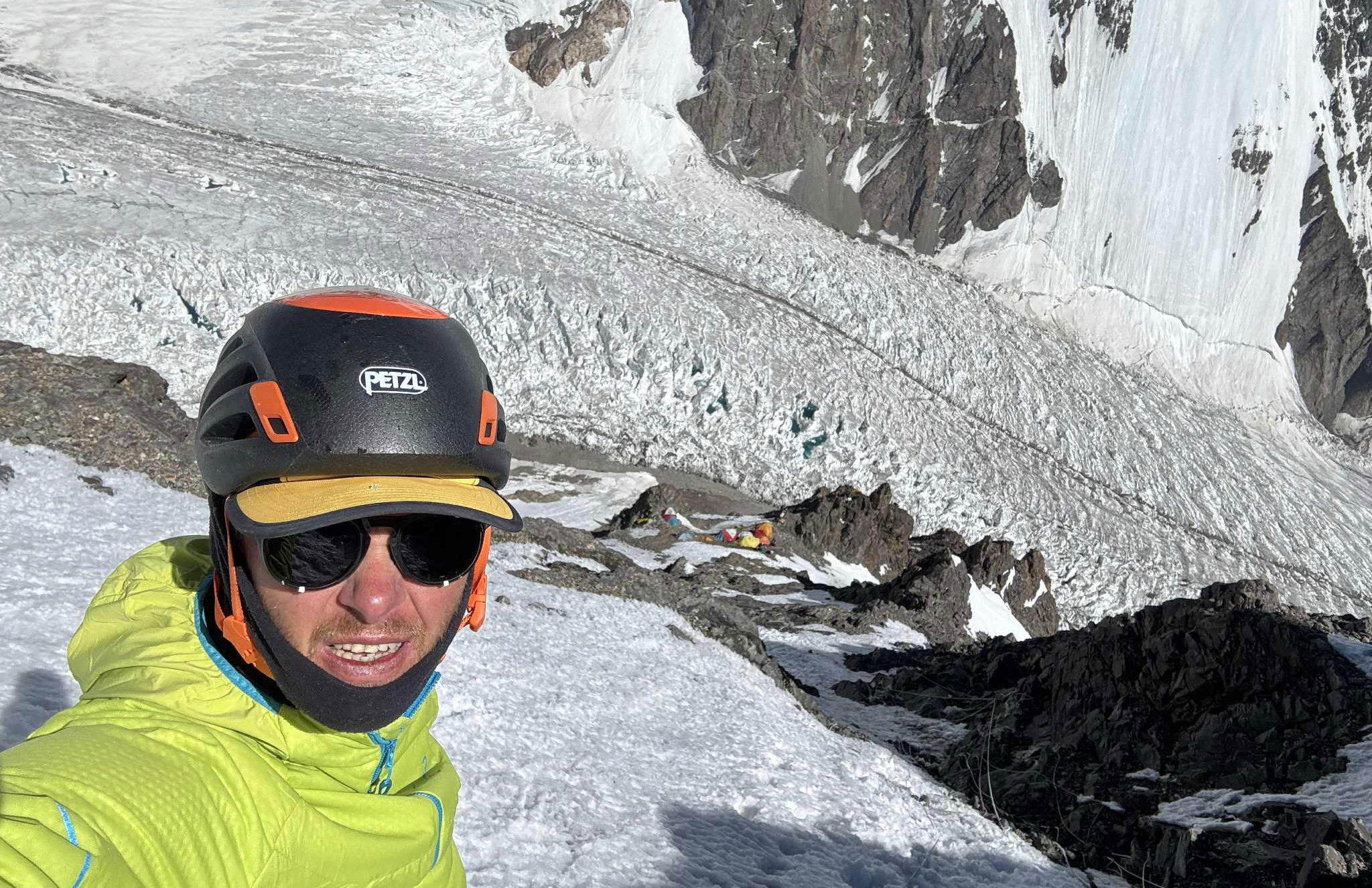 A zord időjárás és lavinák nehezítik Varga Csaba nagyváradi hegymászó K2-expedícióját