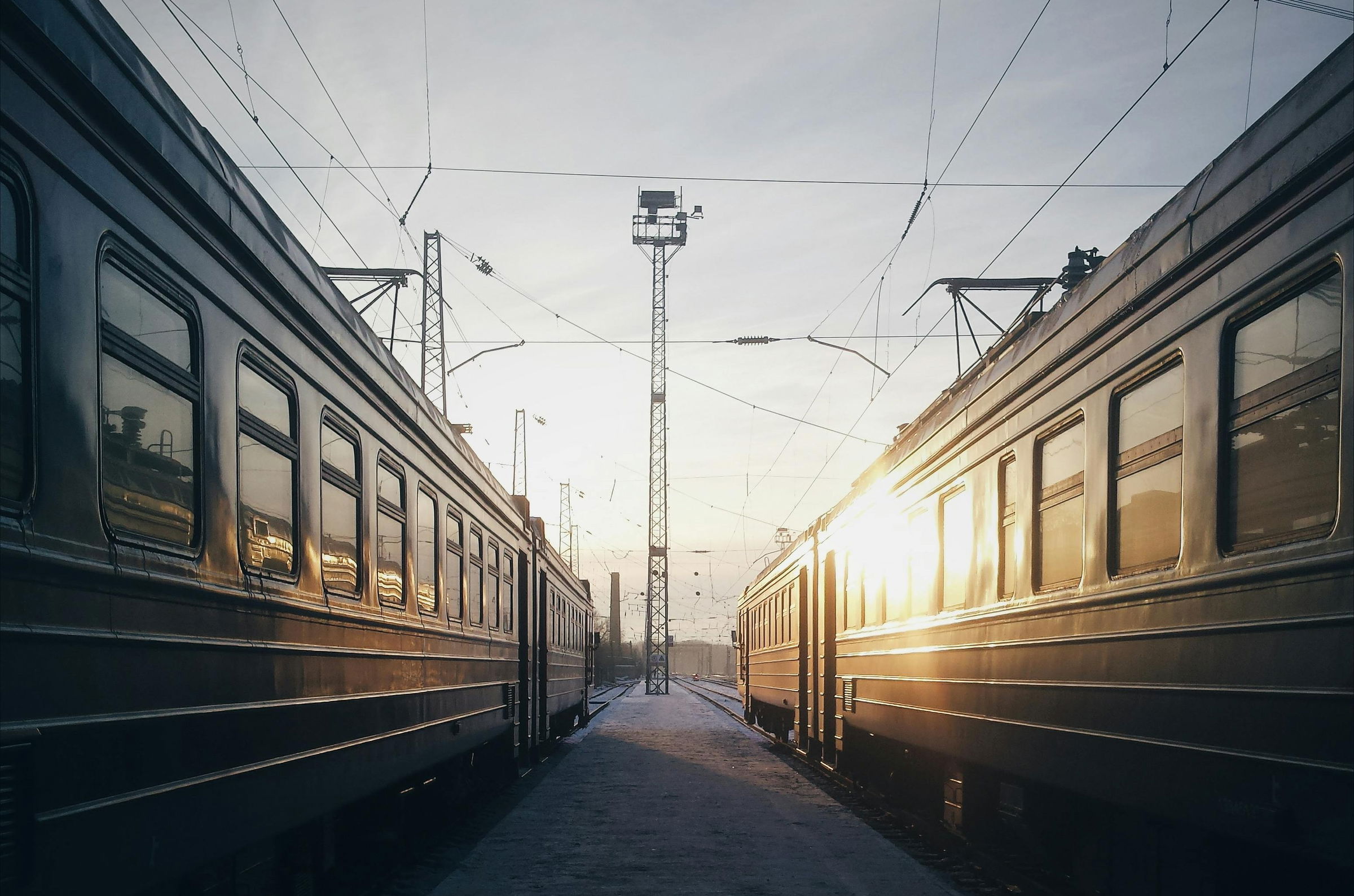 Egy bukaresti kamasz szenvedett áramütést egy vagon tetején