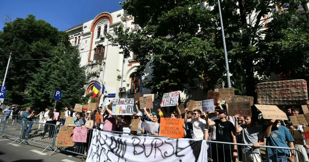 Több mint 44 ezer romániai egyetemi hallgatót fosztanak meg az ösztöndíjtól a takarékossági intézkedések