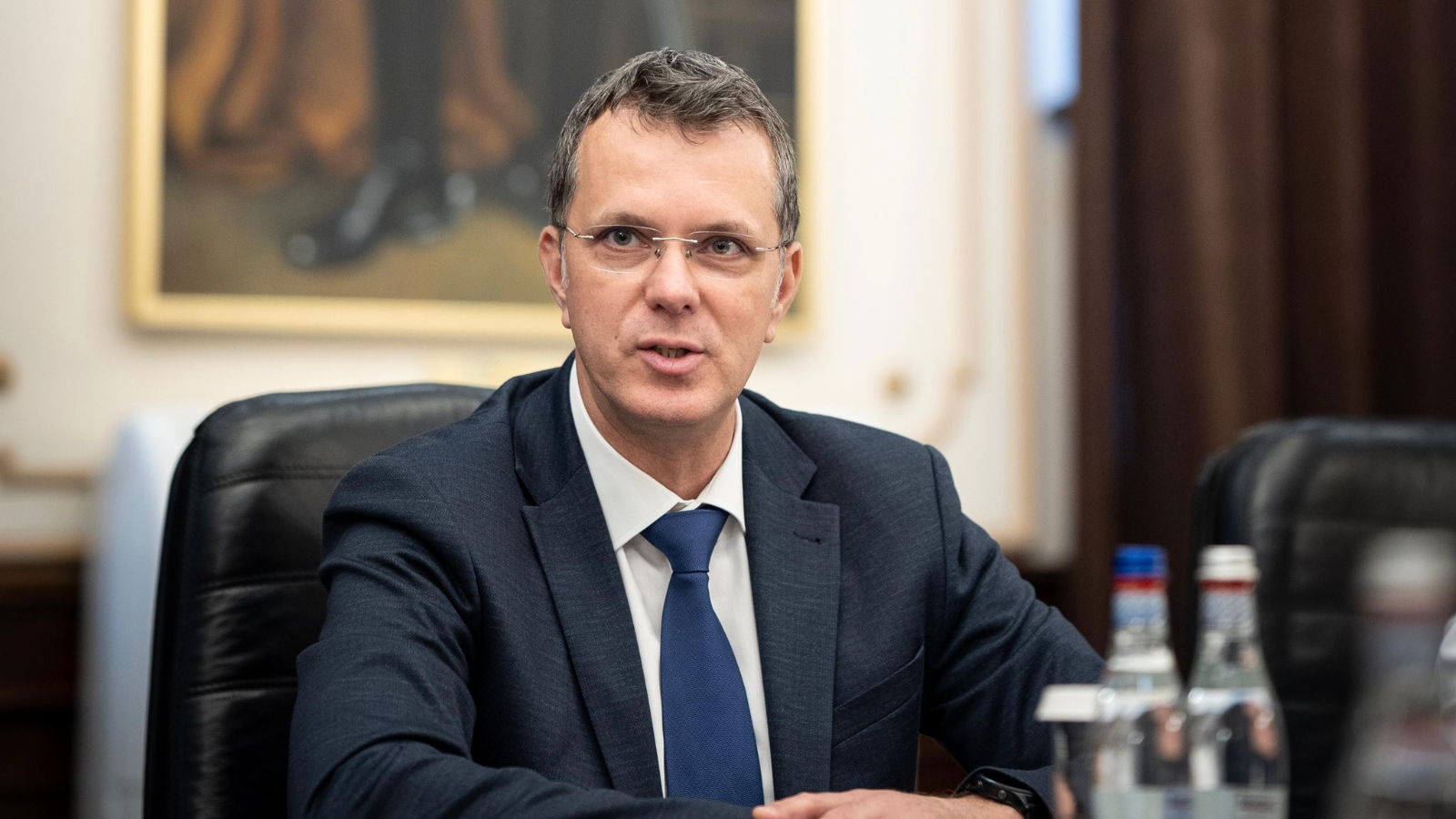 Védelmi miniszter: Nem kezdődik semmiféle háború; álhírek terjednek a közösségi médiában