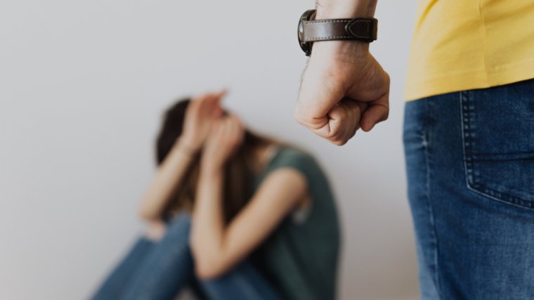 Hetente egy nő hal meg családon belüli erőszak áldozataként – parlamenti vizsgálóbizottság létrehozását kéri az RMDSZ