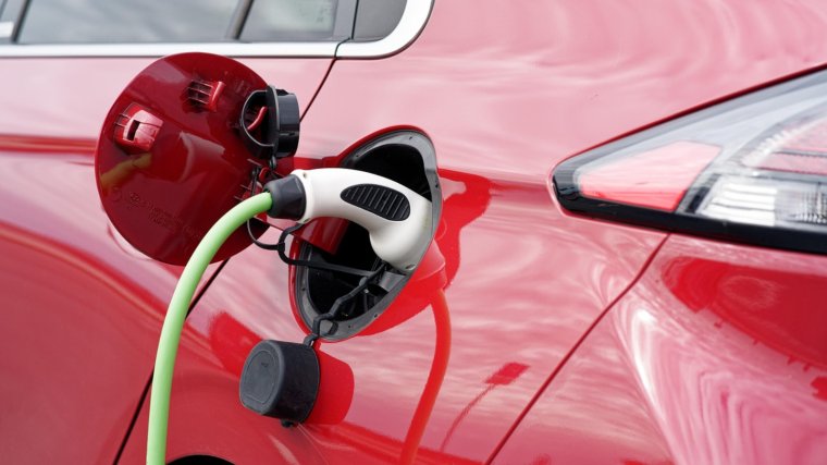 Roncsautóprogram: az új pályázati útmutató szerint 18.500 lejes támogatás jár elektromos autó vásárlása esetén