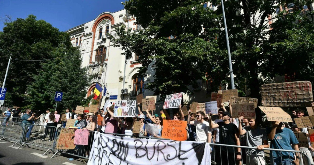 Több mint 44 ezer romániai egyetemi hallgatót fosztanak meg az ösztöndíjtól a takarékossági intézkedések