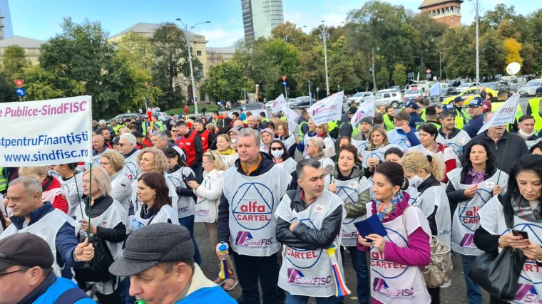 A pénzügyminisztérium előtt tüntettek a pénzügyi alkalmazottak
