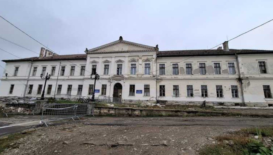 Omlásveszély miatt online formában zajlik az oktatás a székelyudvarhelyi Eötvös József Szakközépiskolában