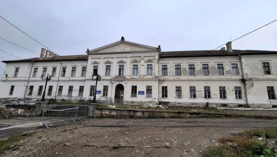 Omlásveszély miatt online formában zajlik az oktatás a székelyudvarhelyi Eötvös József Szakközépiskolában