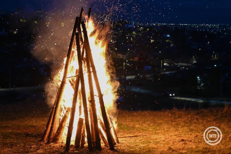 Őrtüzek jelezték Székelyföldön a közösség autonómiaigényét