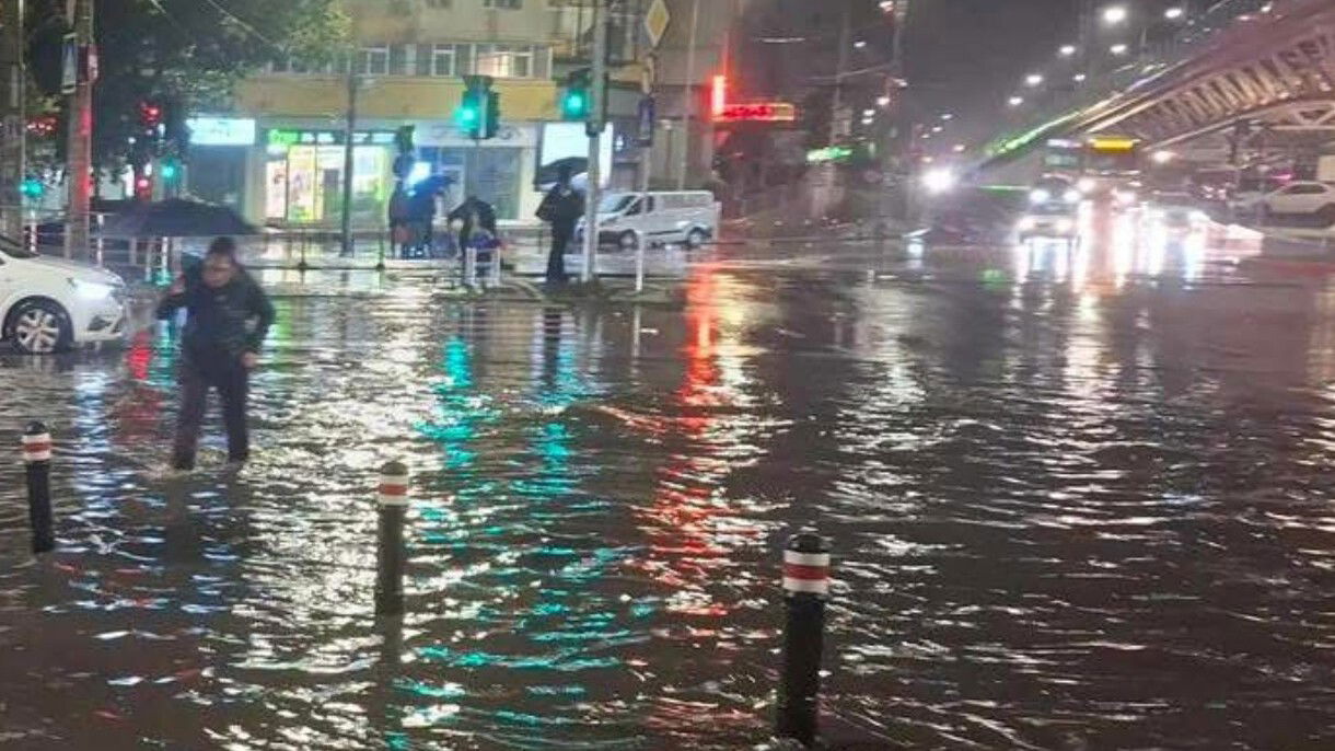 Fákat döntött ki, gépkocsikat rongált meg a vihar Románia több térségében