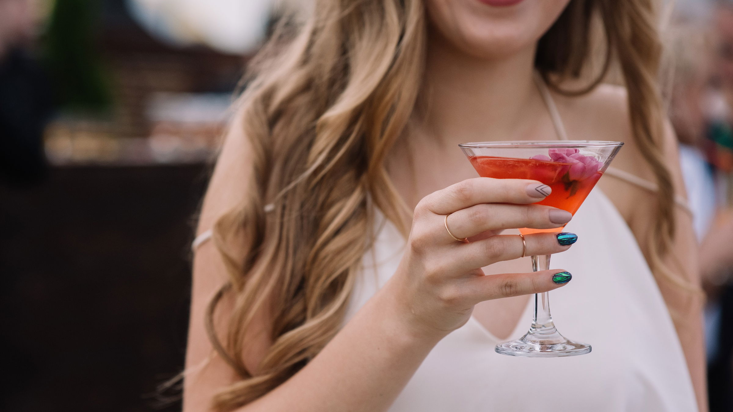 Segítségnyújtás a veszélyben lévő nőknek: kolozsvári szórakozóhelyeken is lehet kérni az „Angel shotot”