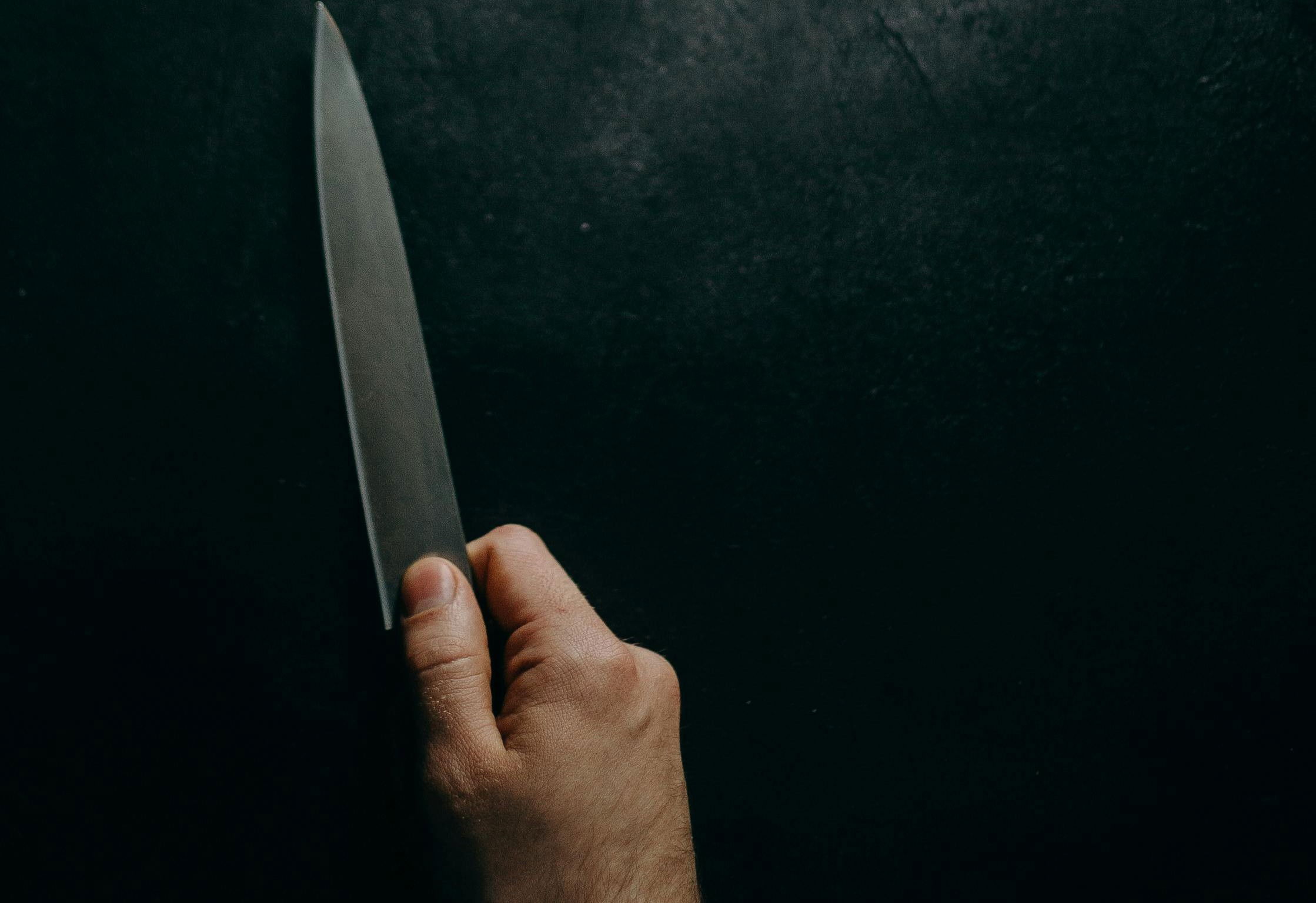 Frissítve│Vizsgálat zajlik a Teleorman megyei rendőrségnél a volt feleségét halálra késelő férfi ügyében