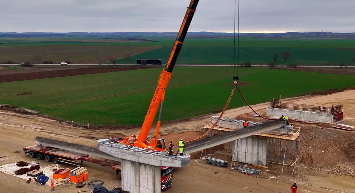 Már szerelik az autópálya hídgerendáit Bisztraterebes és Bihar között│Videó