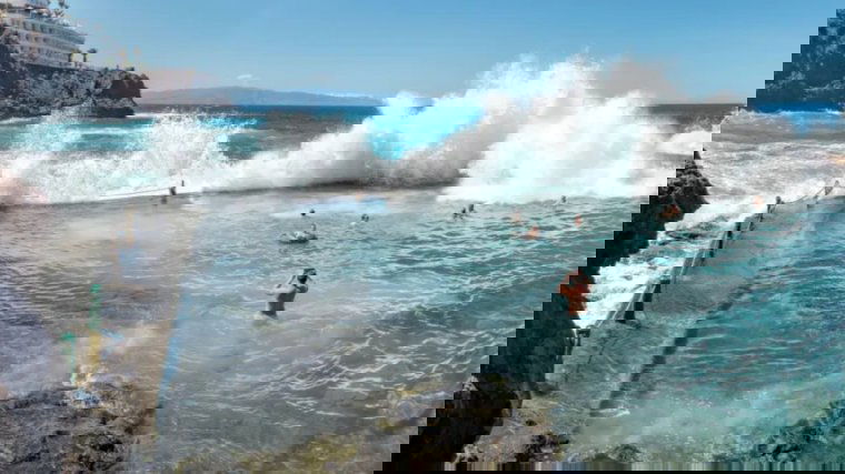 Óriáshullámok okozták két román állampolgár halálát Tenerifén