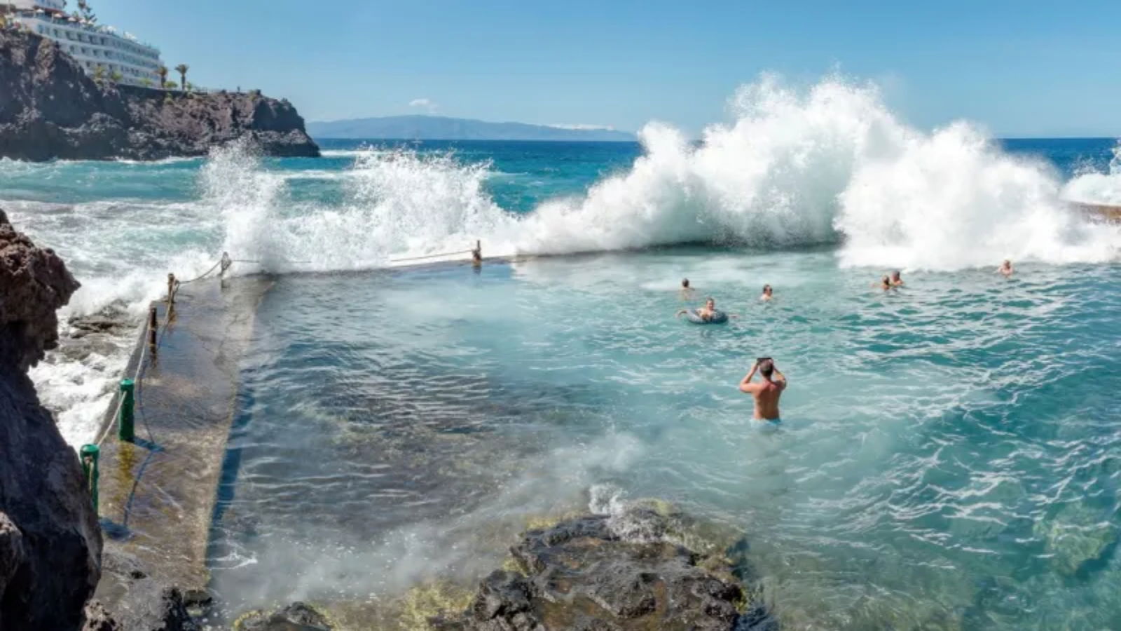 Óriáshullámok okozták két román állampolgár halálát Tenerifén