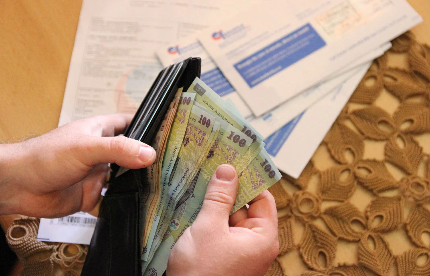 Elkezdték folyósítani a villanyszámlák kifizetésére használható energiautalványokat