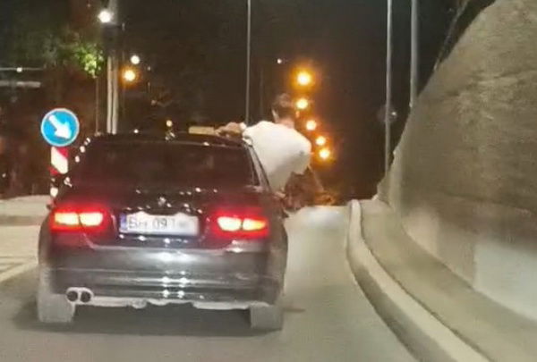 Az autóból kihajolva utazott, pénzbüntetést kapott