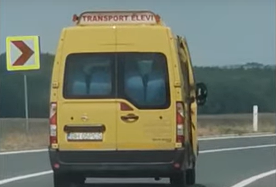 Nyitott ajtóval közlekedett egy diákokkal teli iskolabusz