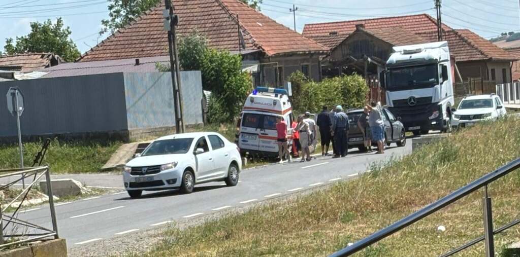 FRISSÍTVE | Mentőautó és személygépkocsi ütközött össze, egy személyt kórházba szállítottak