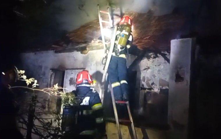 Füstmérgezést szenvedett egy férfi Bihardiószegen, az égő házból mentették ki