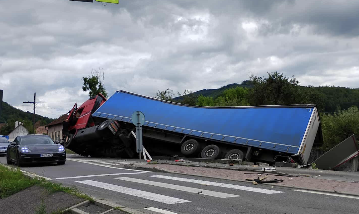 Felborult egy teherautó Csucsán, lezárták a forgalmat