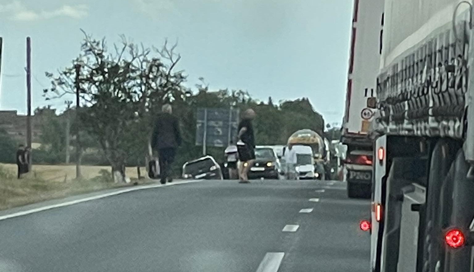 Kamion és személyautó ütközött Inándnál, négyen kerültek kórházba