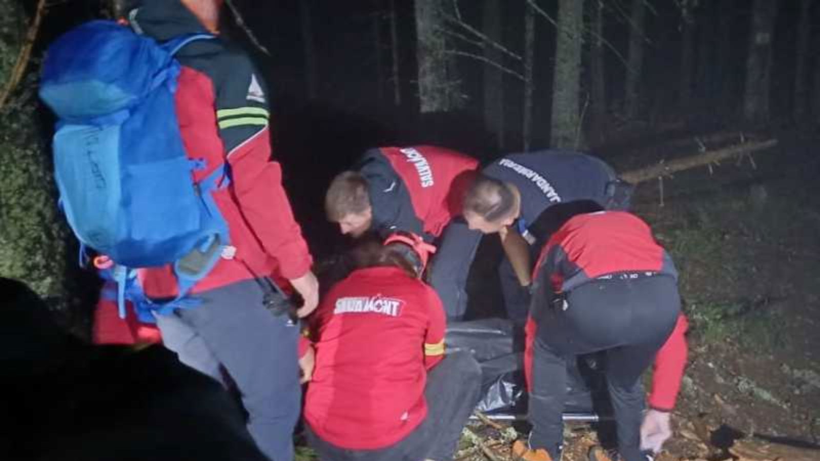 Meghalt egy hegyi futóverseny résztvevője, miután rázuhant a viharos szélben kidőlt fa