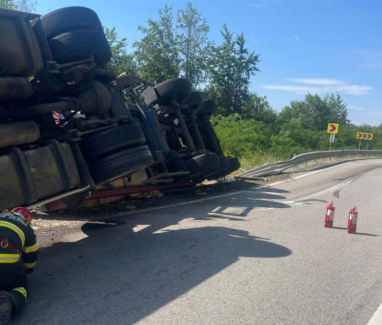 Felborult egy veszélyes anyagot szállító tartálykocsi Bihar és Arad megye határán