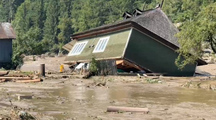 Pénzügyi gyorssegélyt utal ki a kormány a Suceava és Neamț megyei árvízkárok helyreállítására, 850 ház érintett