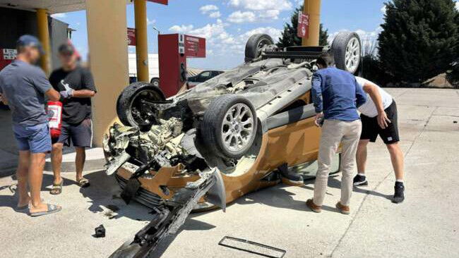 Idős férfi okozta a balesetet, amelyben a vétlen autós felborult a benzinkútnál | VIDEÓ