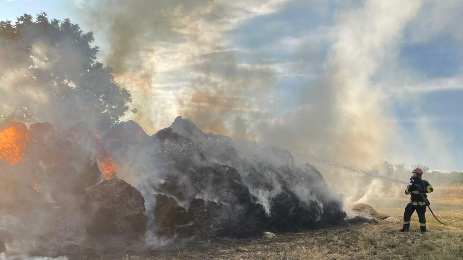 Villámcsapás okozott tüzet Pócsafalván, több mint 100 szalmabála égett el