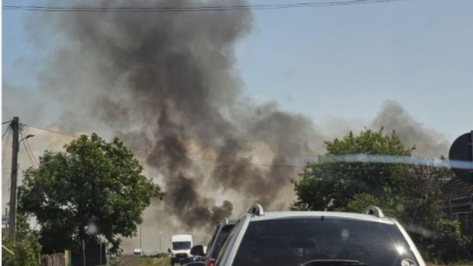 Tarlótűz miatt van forgalomkorlátozás az 1-es országút egy szakaszán | VIDEÓ