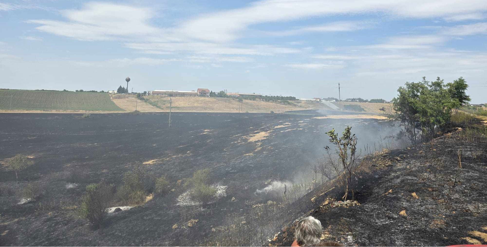Kigyulladt a száraz növényzet Váradlesnél