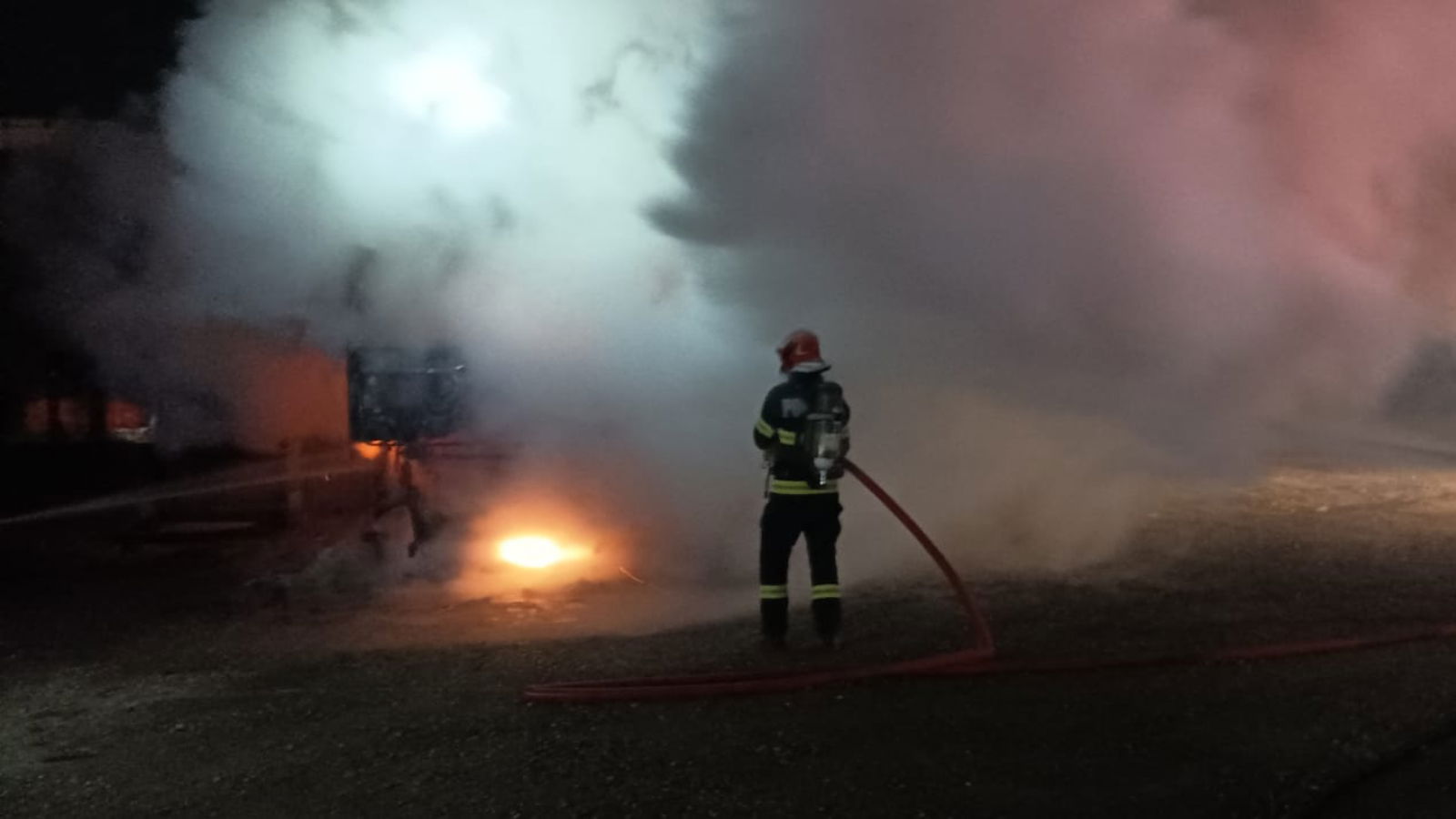 Menet közben gyulladt ki egy teherautó Váradon