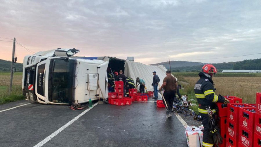 Sörben úszott a 28B jelzésű országút, miután felborult egy teherautó