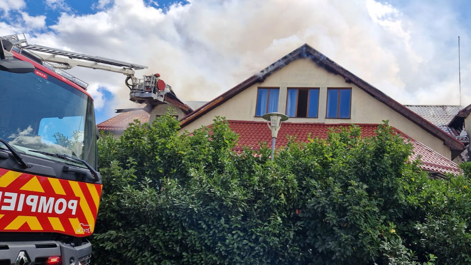 FRISSÍTVE | Monospetri eset: a tűz az elektromos kapcsolótáblából indult ki