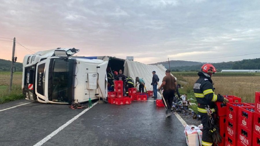 Sörben úszott a 28B jelzésű országút, miután felborult egy teherautó