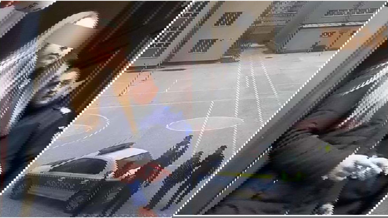 Elítélték a fiatal lányt, aki késsel támadt a tanárára Nagyváradon