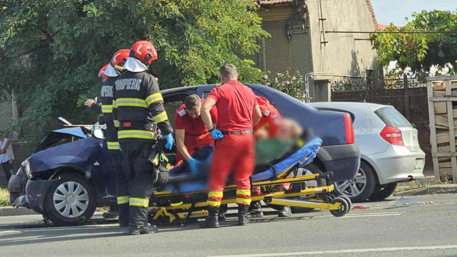 Hármas ütközés történt Biharpüspökiben, egy személyt a roncsok közül szabadítottak ki