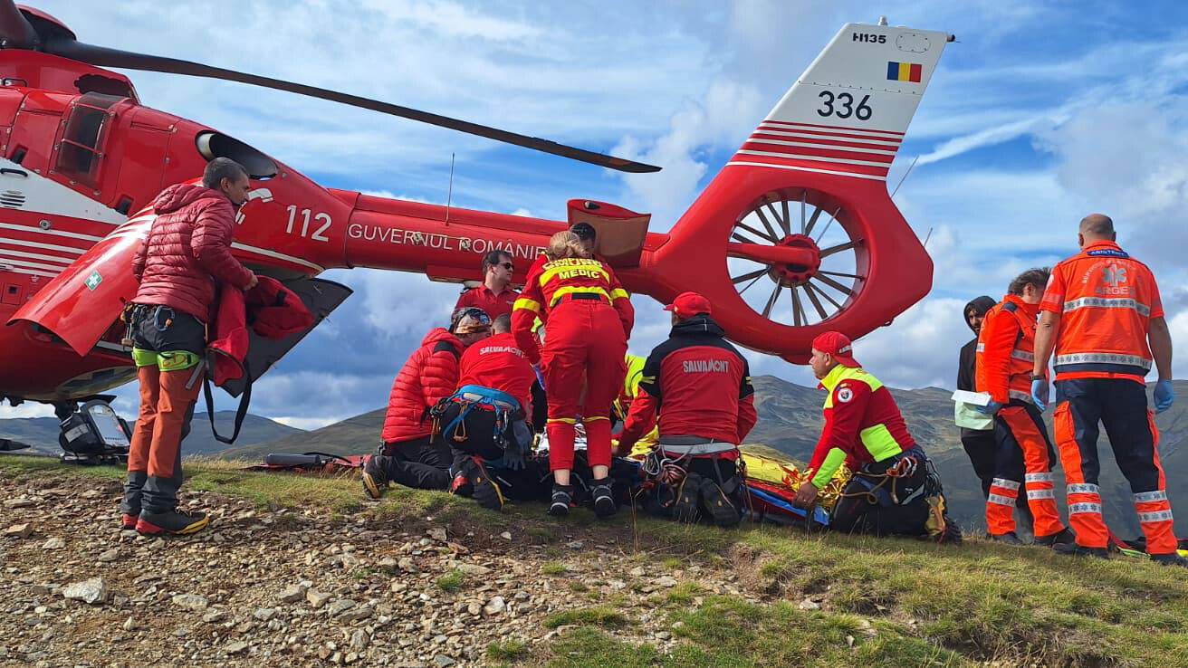 Négy személy meghalt és egy megsérült, miután felborult az autójuk a Portăreasa-hegységben