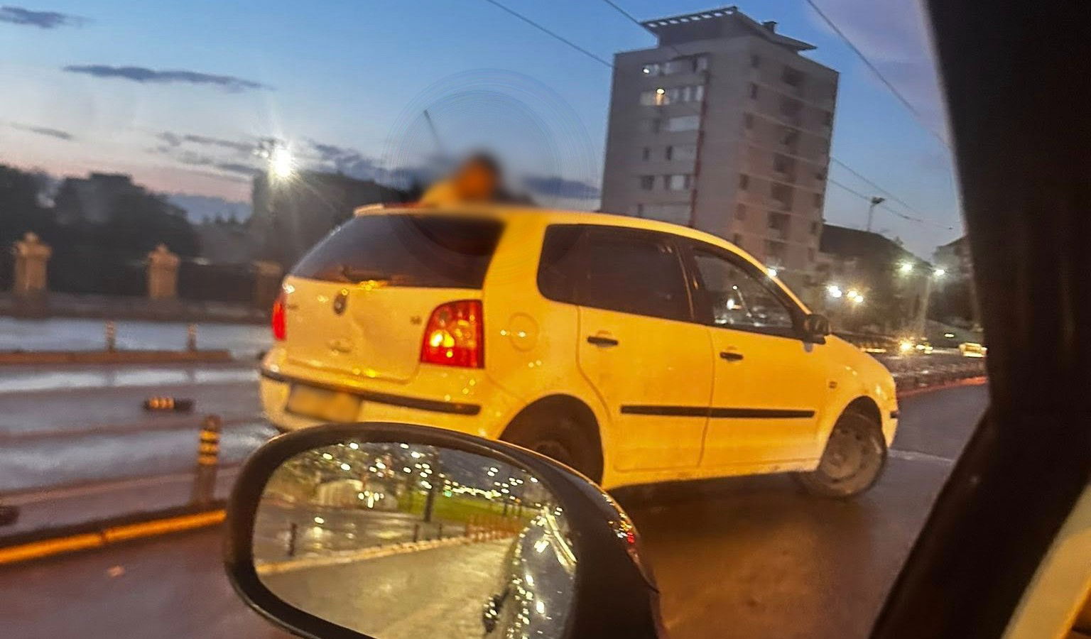 Szerencsétlen hétzárás: fennakadt a sávelválasztókon egy személyautó