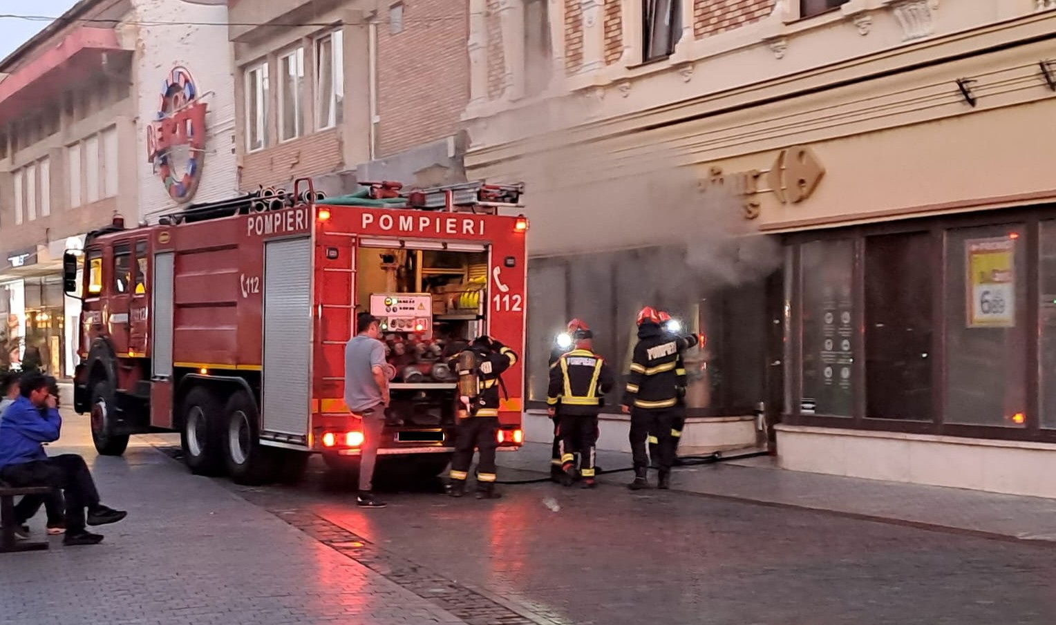 Elektromos hiba miatt gyulladt ki egy üzlet a Fő utcán