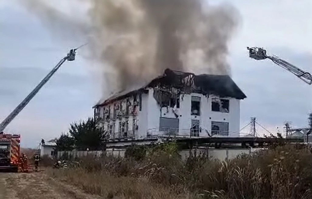 Frissítve | A tűzoltók megtalálták a Prahova megyei szállodában a két keresett személy holttestét