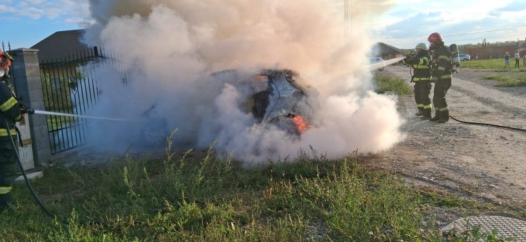 Teljesen kiégett egy személyautó Alkéren | VIDEÓ