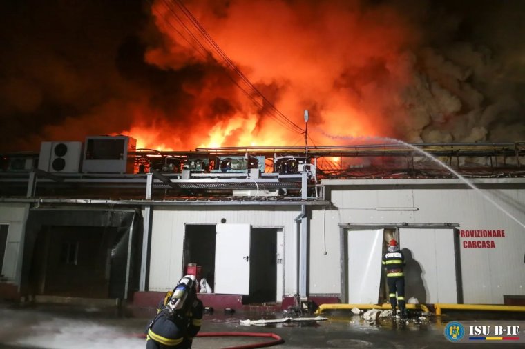 Hatalmas tűz ütött ki kedd este Bukarestben, még zajlik az oltás