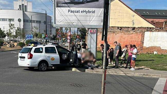 Taxi és személygépkocsi ütközött Váradon, egy személy megsérült