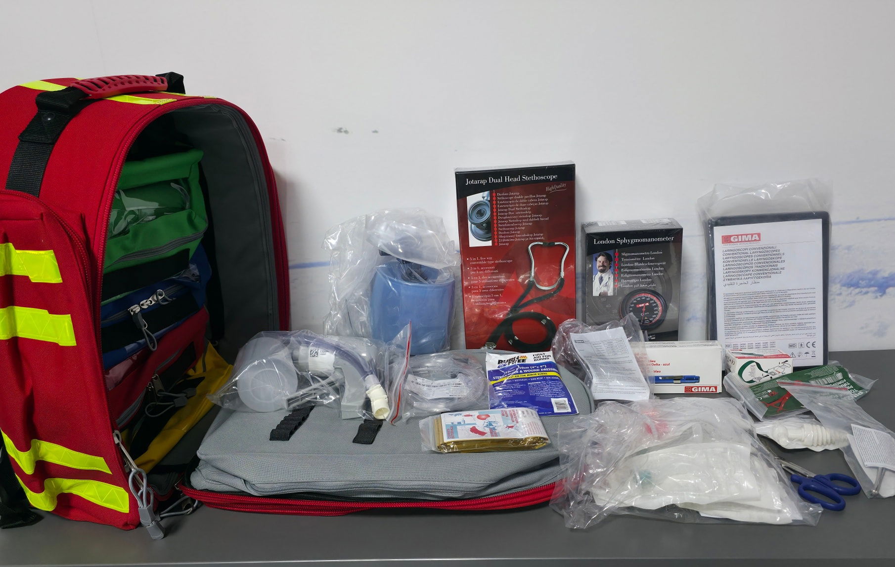 Elsősegélytáskákat kapnak a hegyimentők