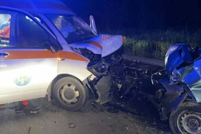 Frissítve | Frontálisan ütközött egy mentő és egy személyautó Kolozs megyében, egy személy életét vesztette