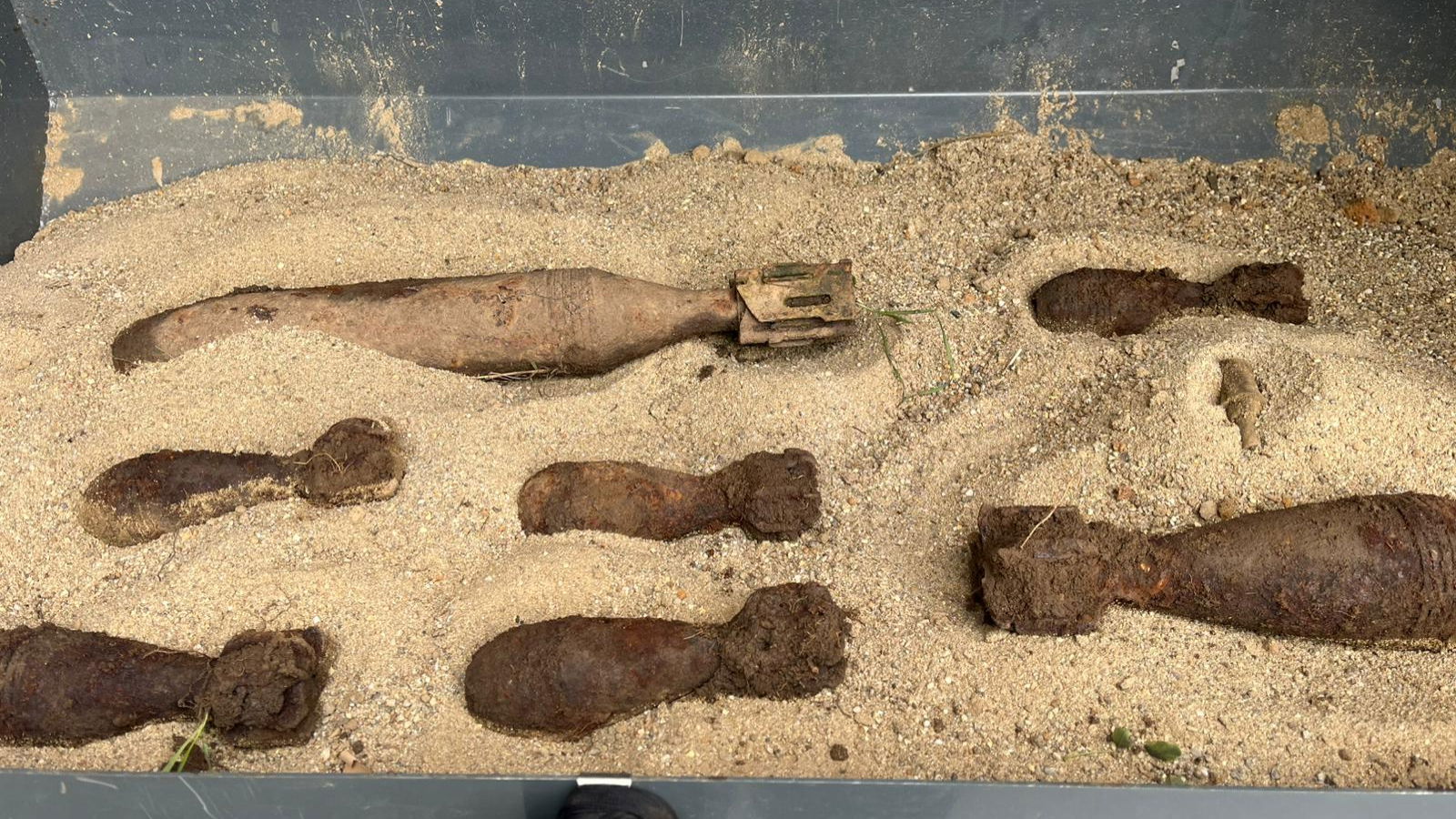 Több tüzérségi bombát találtak egy rojti buszmegállóban